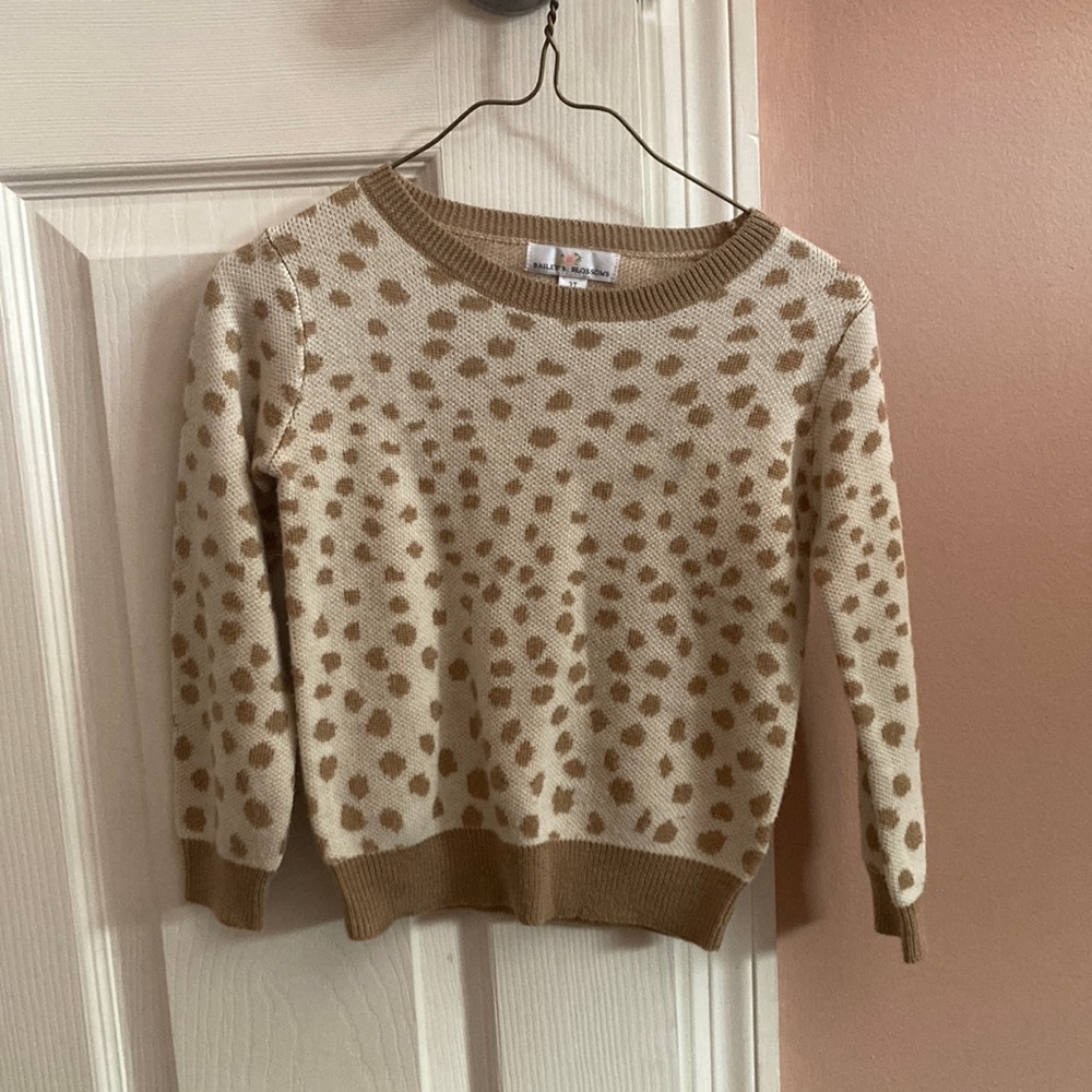 Girls sweater. Soft leopard print.